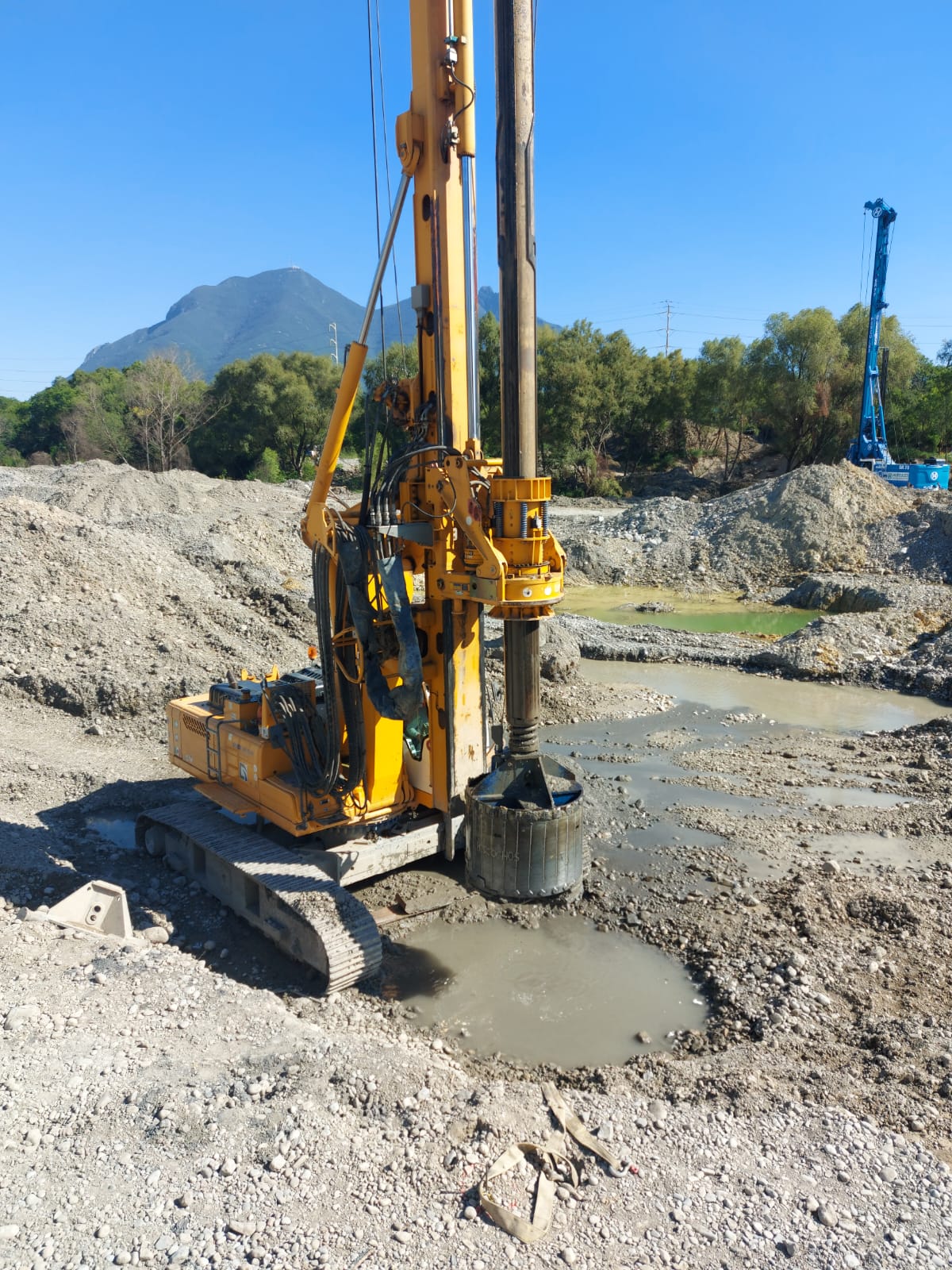 Maquinaria XCMG XR130 realizando perforación de suelos y jet grouting en Monterrey para cimentaciones robustas y seguras.