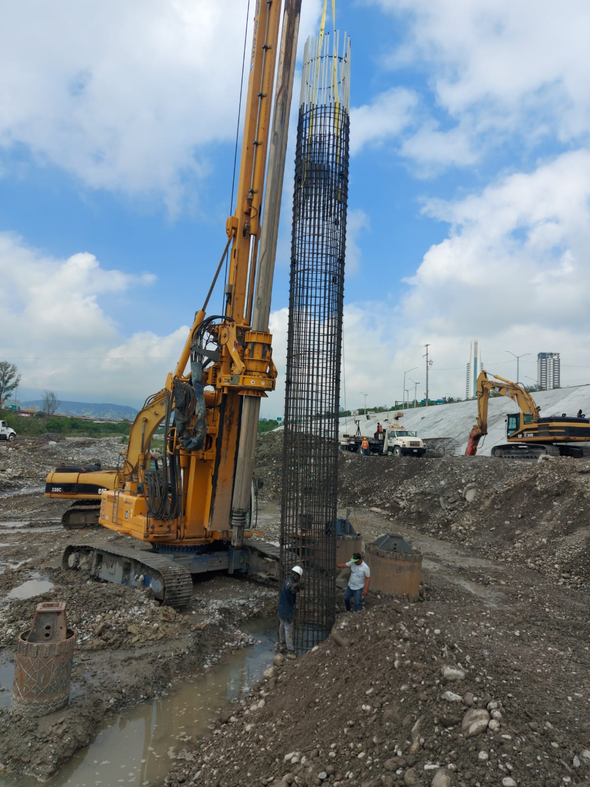 Instalación de pilotes de cimentación con equipo XR220DII y colocación de jaulas de refuerzo para proyectos de gran envergadura.