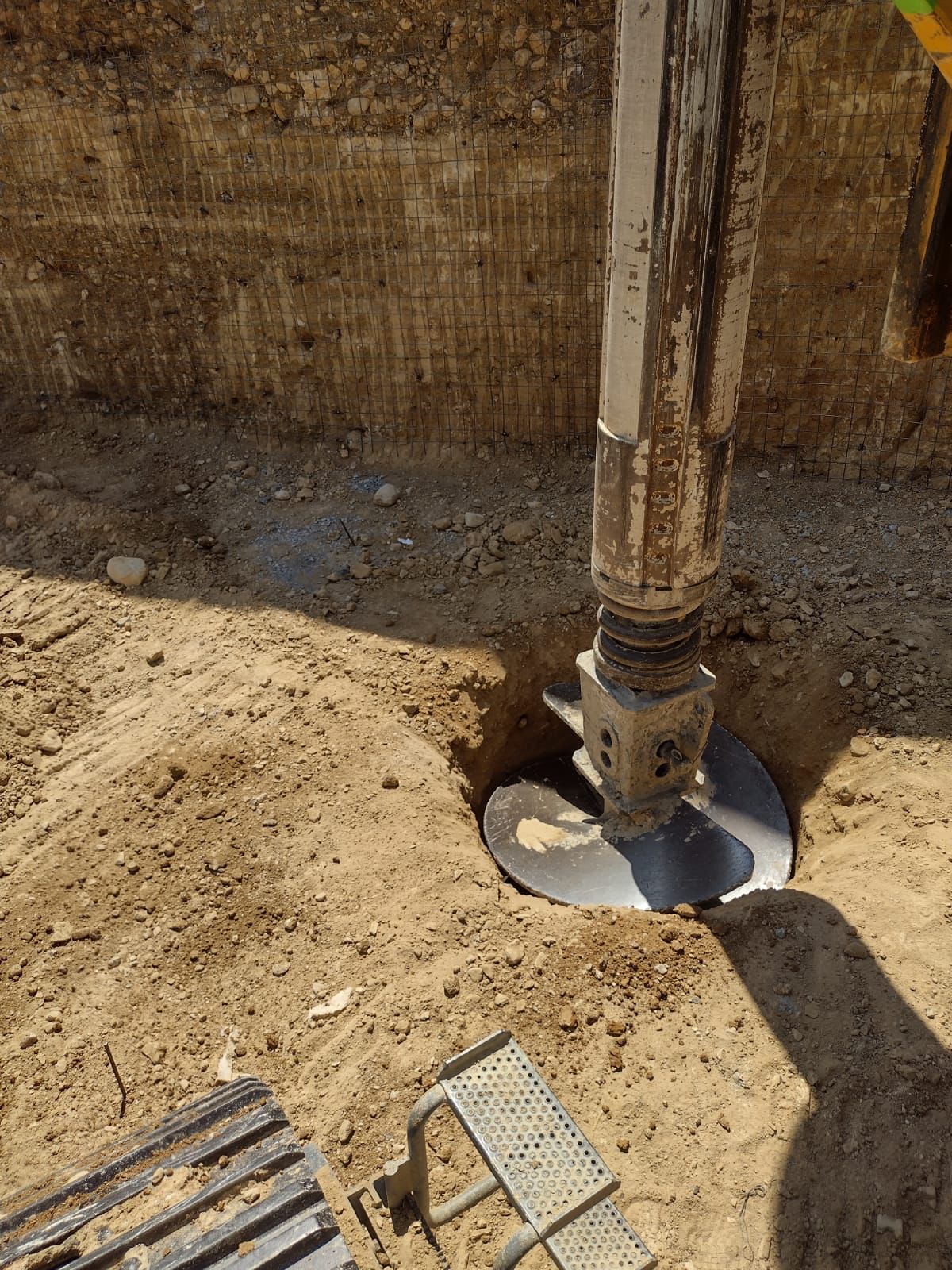 Auger de perforación de alta resistencia de DrillNext, utilizado para pilotes y cimentaciones profundas en proyectos de construcción en México.